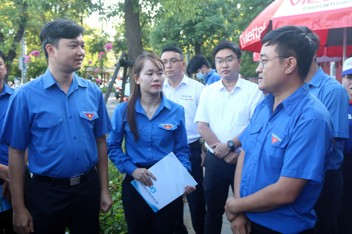 Anh Nguyễn Minh Triết - Bí thư T.Ư Đoàn, Chủ tịch T.Ư Hội Sinh viên Việt Nam, chia sẻ và động viên các chiến sĩ tình nguyện.