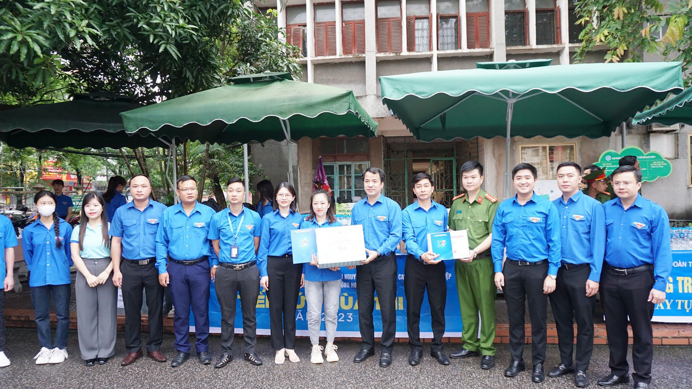 Anh Ngô Văn Cương - Bí thư T.Ư Đoàn đã trao tặng các phần quà gồm tiền mặt và nhu yếu phẩm phục vụ hoạt động tình nguyện.