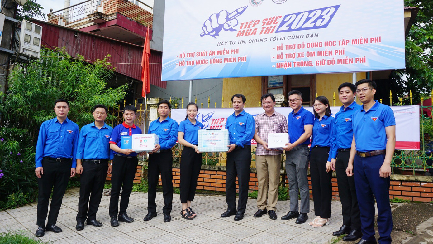 Anh Ngô Văn Cương - Bí thư T.Ư Đoàn đã trao tặng các phần quà gồm tiền mặt và nhu yếu phẩm phục vụ hoạt động tình nguyện.