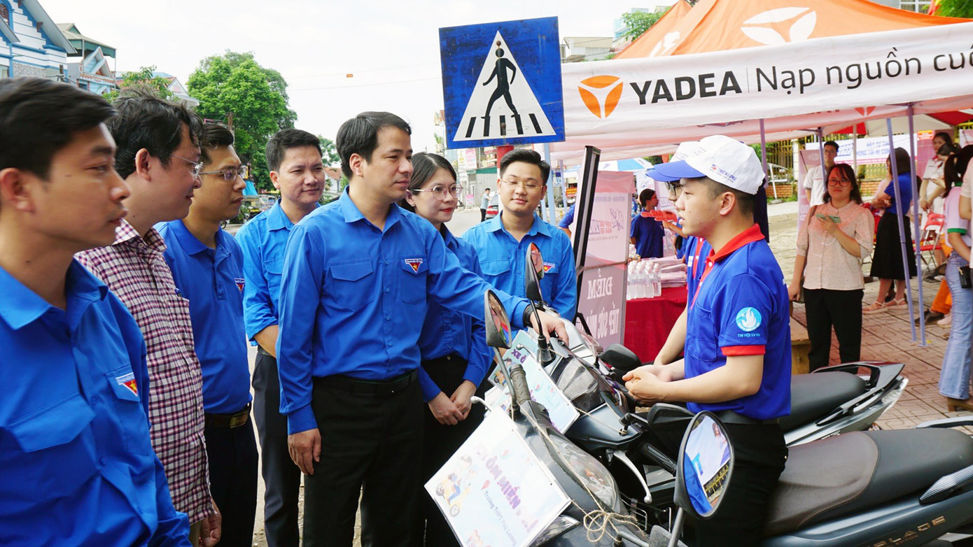 Anh Ngô Văn Cương - Bí thư T.Ư Đoàn trao đổi với các tình nguyện viên.