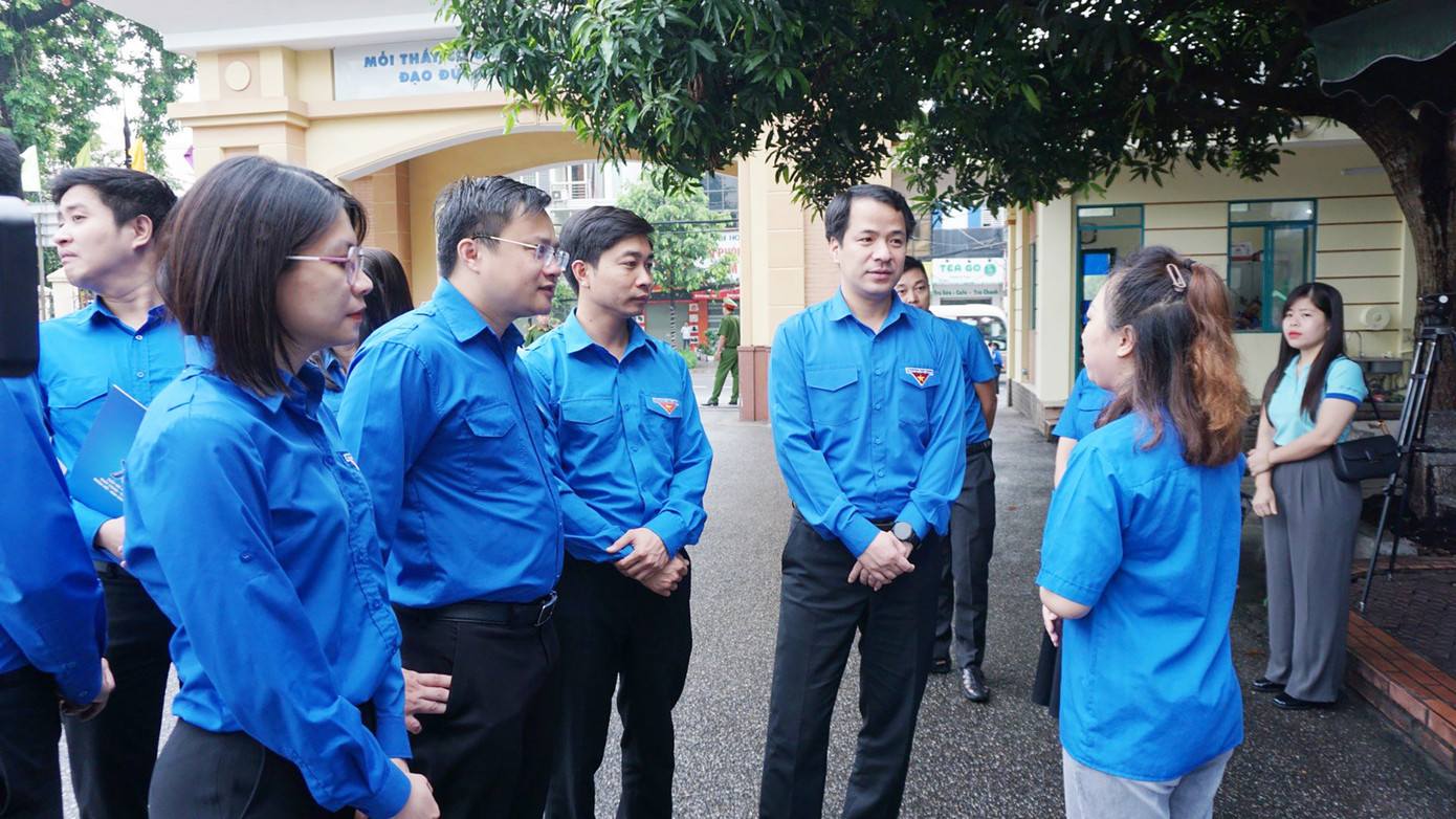 Bí thư T.Ư Đoàn động viên và chia sẻ với các tình nguyện viên.