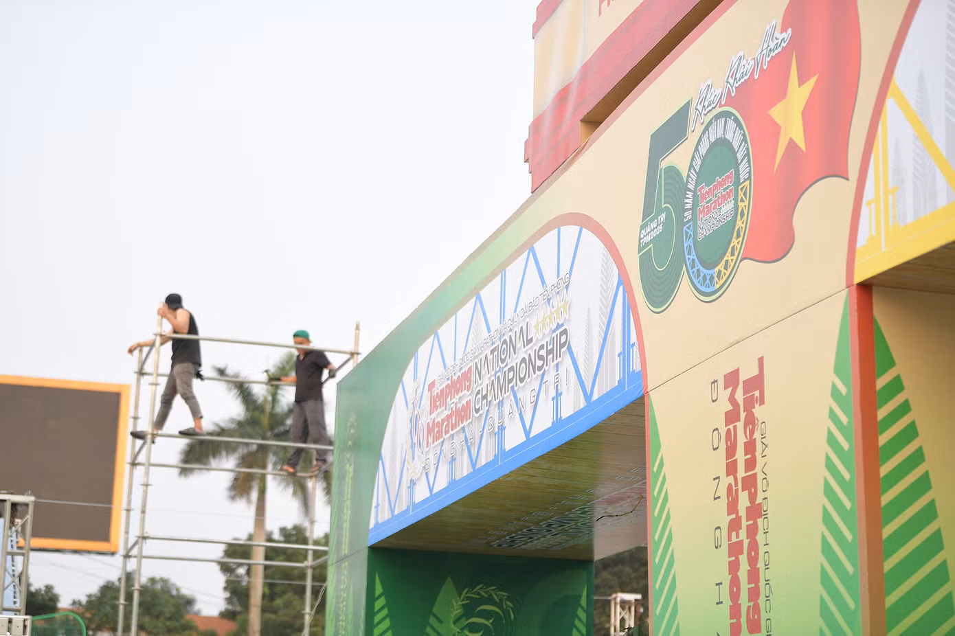 Ban Tổ chức cho biết công tác chuẩn bị đã hoàn tất, sẵn sàng đón hơn 7.000 vận động viên tranh tài ở nhiều cự ly khác nhau. Đặc biệt, áo đấu và mũ tai bèo – biểu tượng của những chiến sĩ giải phóng – được phát cho các vận động viên nhằm mang đến trải nghiệm độc đáo, vừa thể thao, vừa mang tính lịch sử.