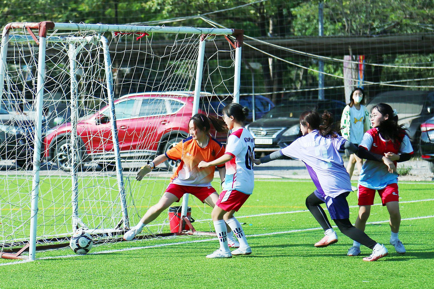 Các nữ cầu thủ tranh bóng quyết liệt trong trận Chung kết bóng đá nữ.