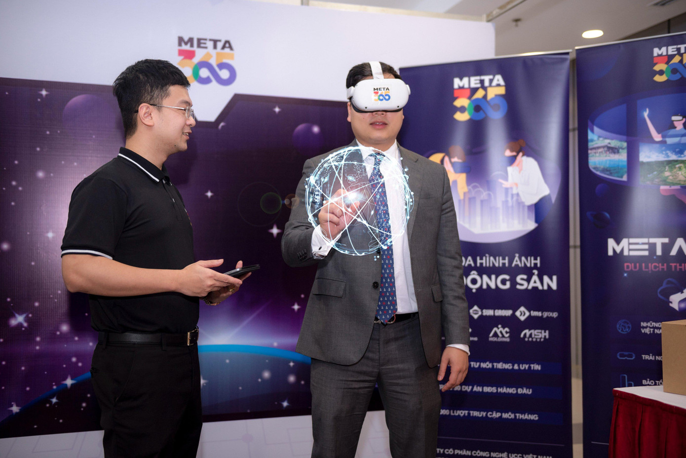 Anh Trần Quang Hưng - Phó Bí thư Thành Đoàn, Chủ tịch Hội Sinh viên TP. Hà Nội tham quan triển lãm thực tế ảo.
