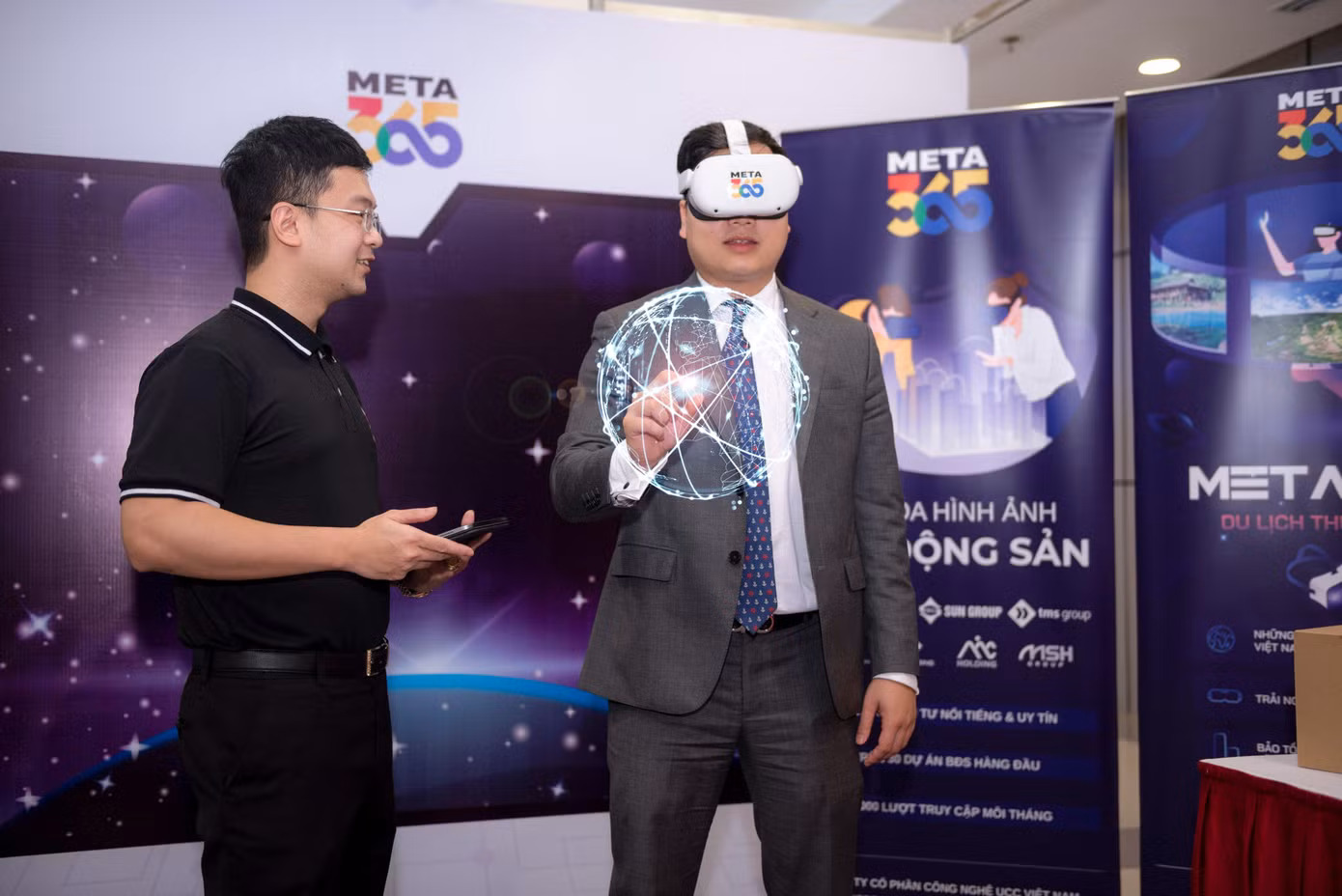 Anh Trần Quang Hưng - Phó Bí thư Thành Đoàn, Chủ tịch Hội Sinh viên TP. Hà Nội tham quan triển lãm thực tế ảo.