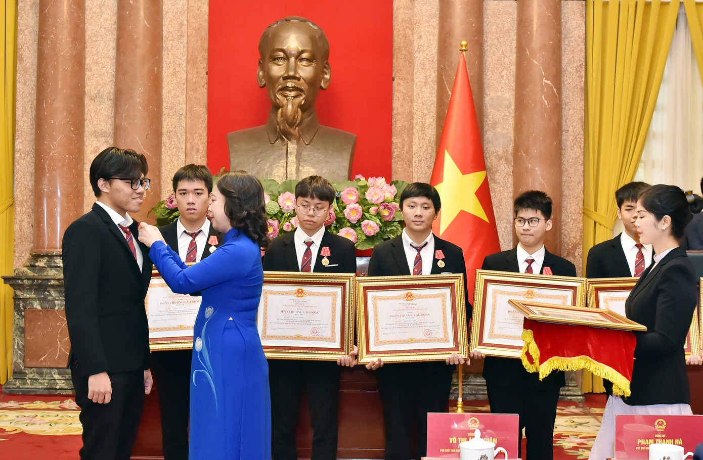 Phó Chủ tịch nước trao tặng Huân chương Lao động cho các em học sinh - Ảnh: Moet/Trần Hiệp Phó Chủ tịch nước trao tặng Huân chương Lao động cho các em học sinh - Ảnh: Moet/Trần Hiệp