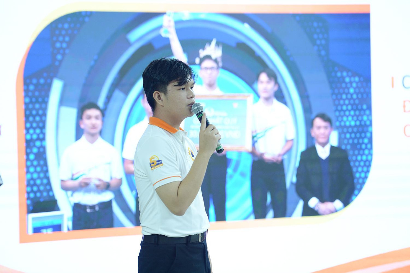 Trần Nhân Kiệt, sinh viên trường ĐH Y Dược Cần Thơ đại diện nhóm trình bày dự án tại Vòng Chung kết cuộc thi Tri thức trẻ Vì giáo dục năm 2021.