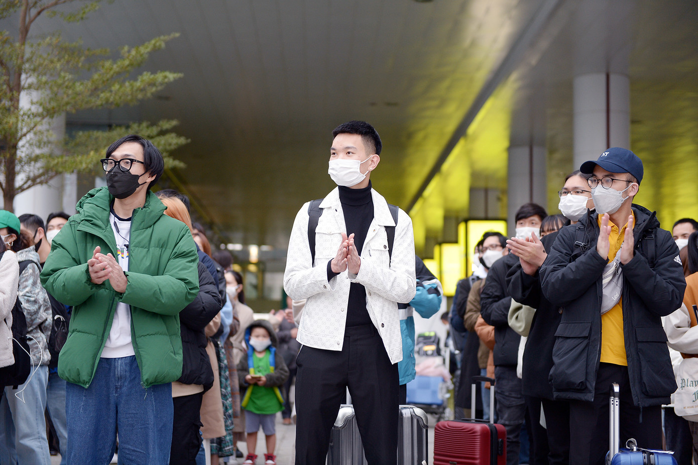 Hàng trăm sinh viên, lao động trẻ Việt Nam từ Nhật Bản được hỗ trợ về đón Tết. Hàng trăm sinh viên, lao động trẻ Việt Nam từ Nhật Bản được hỗ trợ về đón Tết.