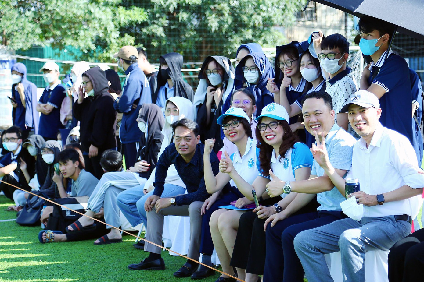 Màn cổ vũ ấn tượng đến từ lãnh đạo nhà trường cùng gần 1.000 sinh viên trường ĐH Mở Hà Nội.