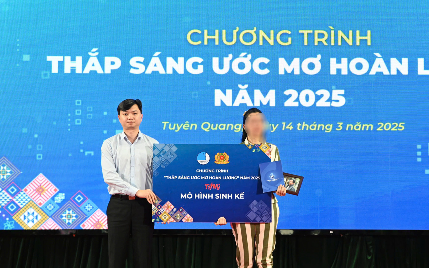 Ban tổ chức đã trao quà tặng các phạm nhân hoàn cảnh khó khăn, rèn luyện, cải tạo tốt.