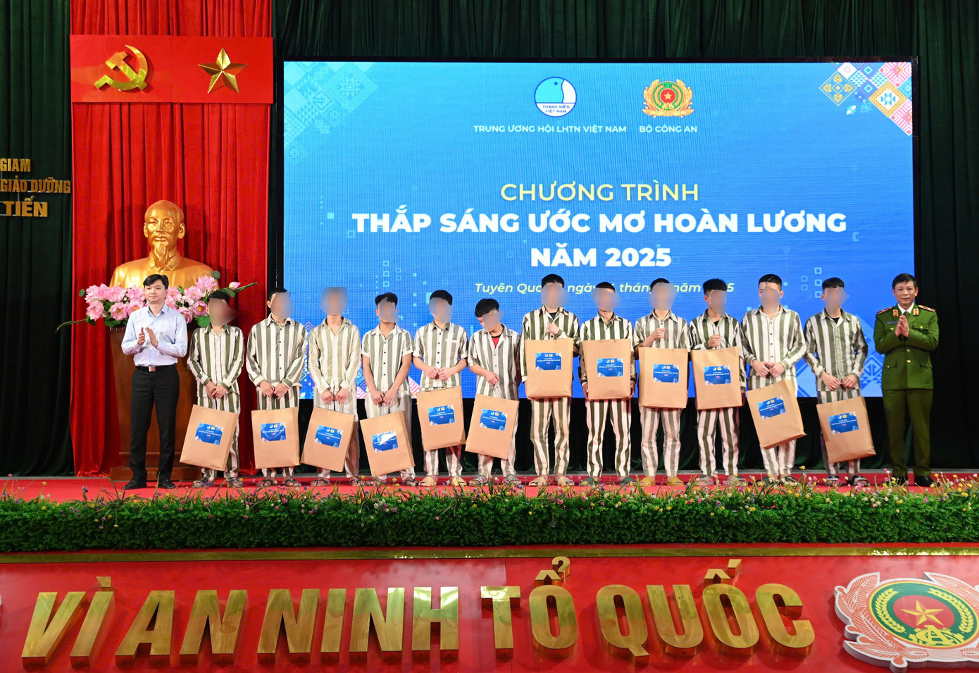 Ban tổ chức đã trao quà tặng các phạm nhân hoàn cảnh khó khăn, rèn luyện, cải tạo tốt.