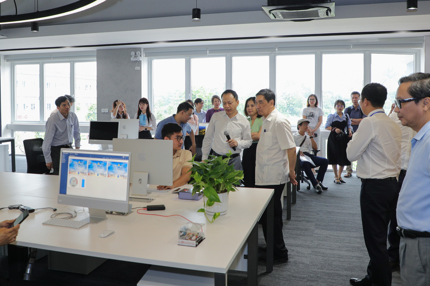 Các đại biểu tham quan không gian đổi mới sáng tạo của ĐHQG Hà Nội.