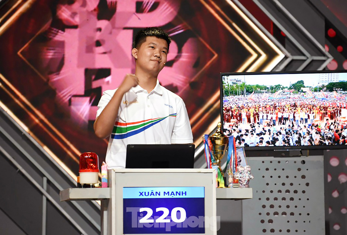 Lê Xuân Mạnh là chàng trai đầu tiên mang chiếc vòng nguyệt quế về cho trường THPT Hàm Rồng (tỉnh Thanh Hóa). Ảnh: NHƯ Ý