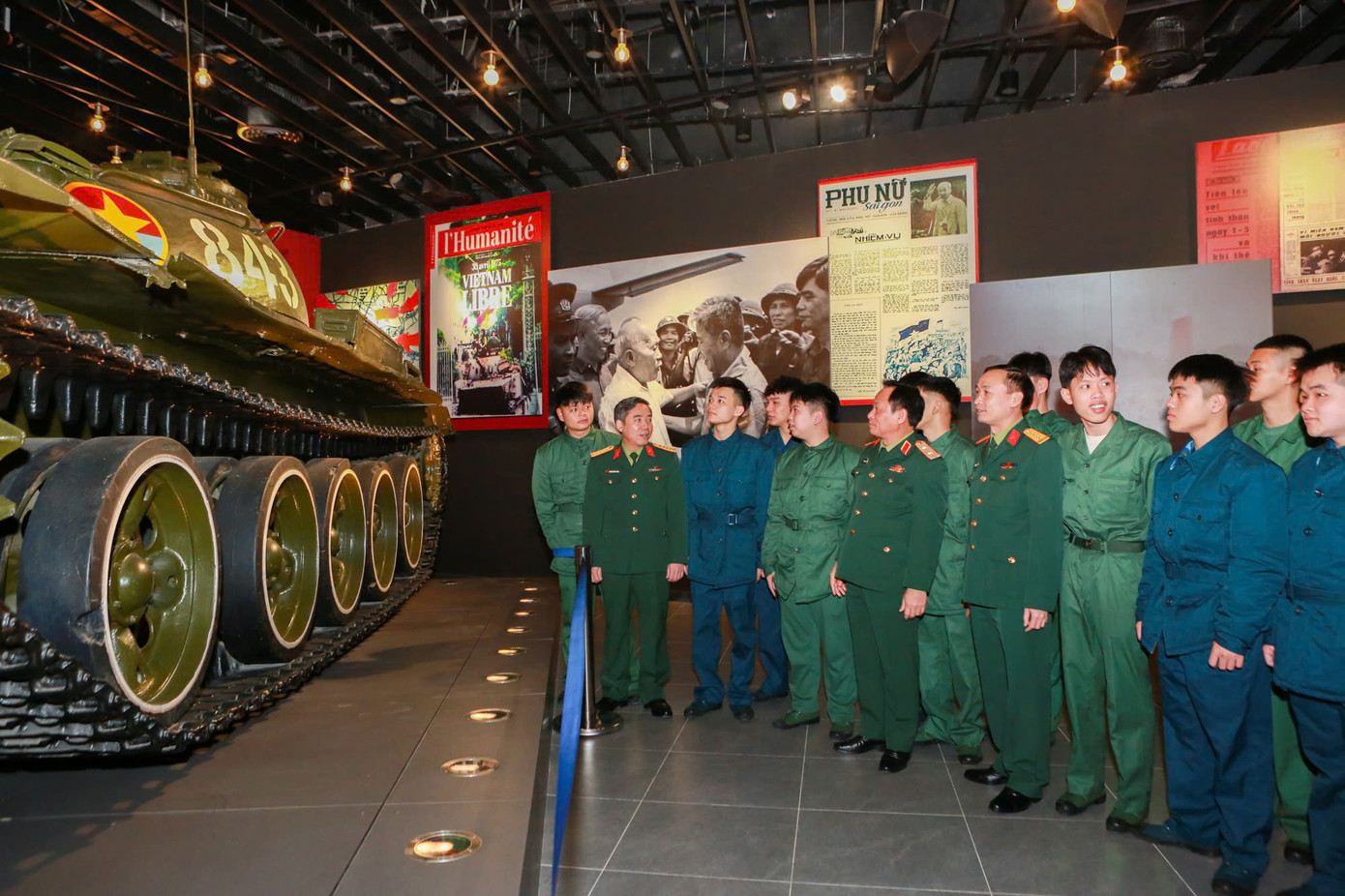 Thanh niên tình nguyện lên đường nhập ngũ tham quan Bảo tàng Lịch sử quân sự Việt Nam trong khuôn khổ chương trình. Thanh niên tình nguyện lên đường nhập ngũ tham quan Bảo tàng Lịch sử quân sự Việt Nam trong khuôn khổ chương trình.