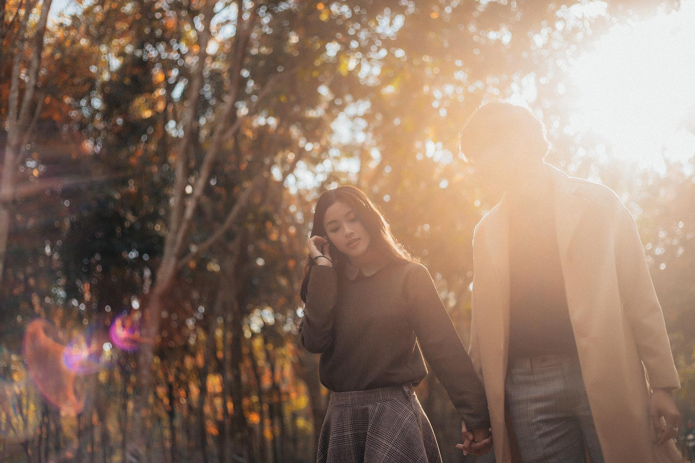 Cánh rừng cao su trải dài dọc đường quốc lộ đang dần chuyển sang màu vàng, đỏ rực rỡ tạo khung cảnh như mùa thu châu Âu. Ảnh: VIÊN DIỆU PHÁT