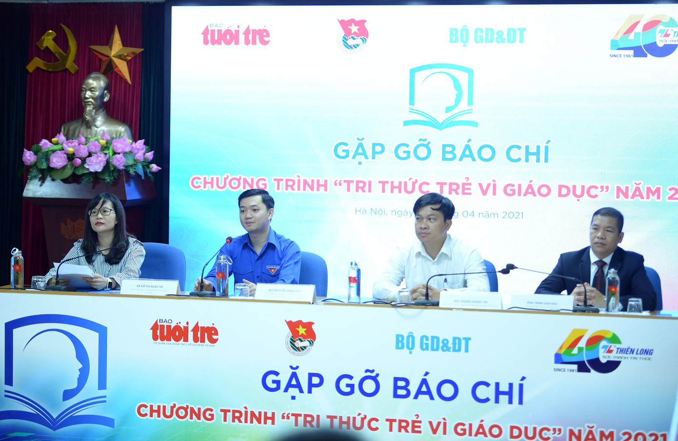 Ban tổ chức thông tin tại cuộc gặp gỡ báo chí chương trình 'Tri thức trẻ vì giáo dục' năm 2021.