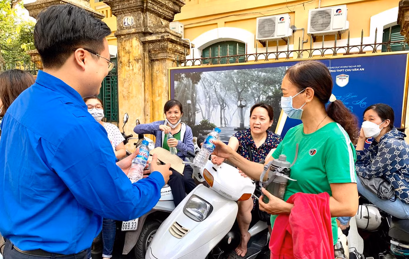 Những món quà dành cho phụ huynh và người nhà thí sinh.