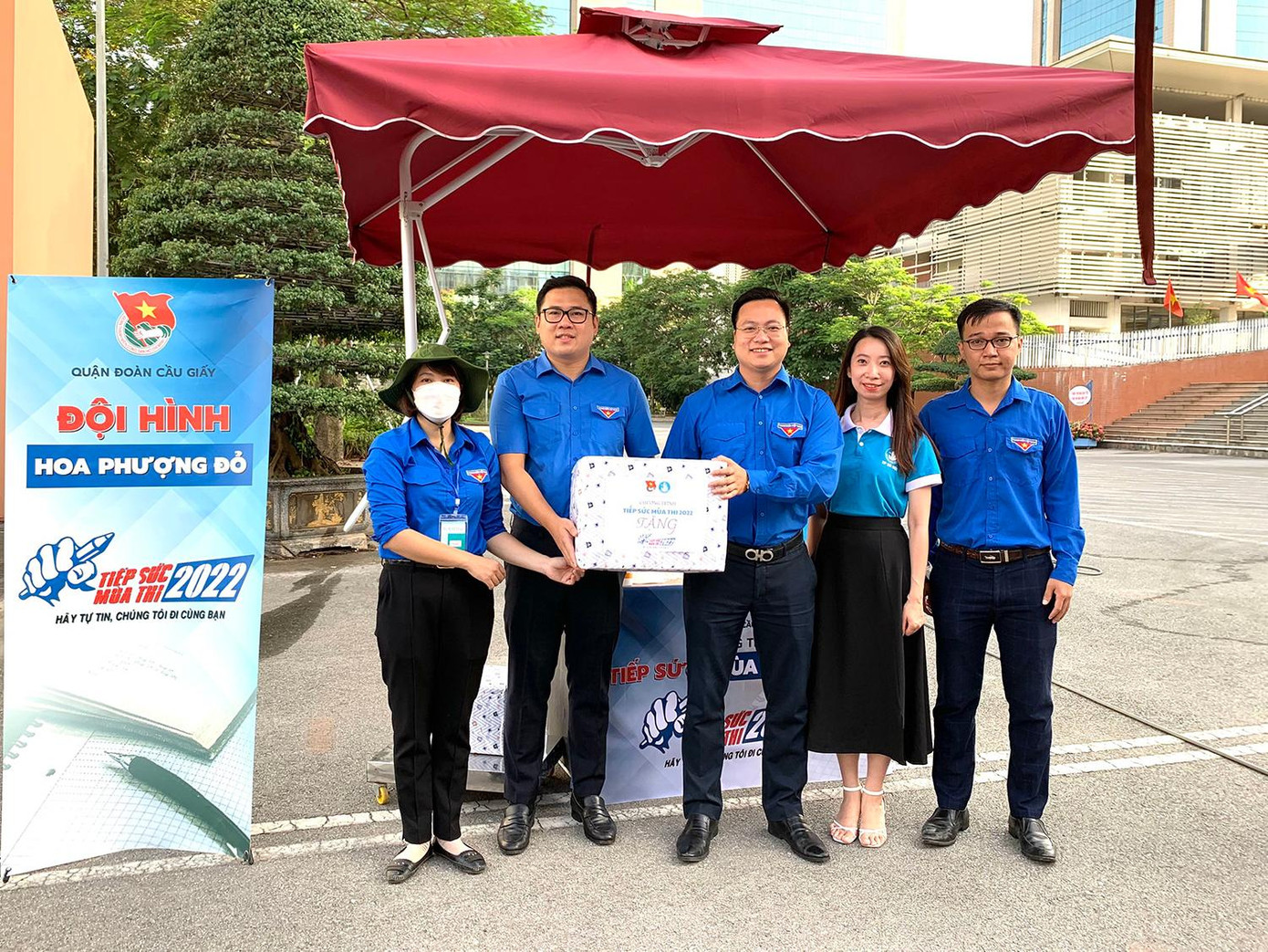 Anh Trần Quang Hưng - Phó Bí thư Thành Đoàn, Chủ tịch Hội Sinh viên TP. Hà Nội đã tới thăm, tặng quà và động viên các đội hình tình nguyện. Anh Trần Quang Hưng - Phó Bí thư Thành Đoàn, Chủ tịch Hội Sinh viên TP. Hà Nội đã tới thăm, tặng quà và động viên các đội hình tình nguyện.