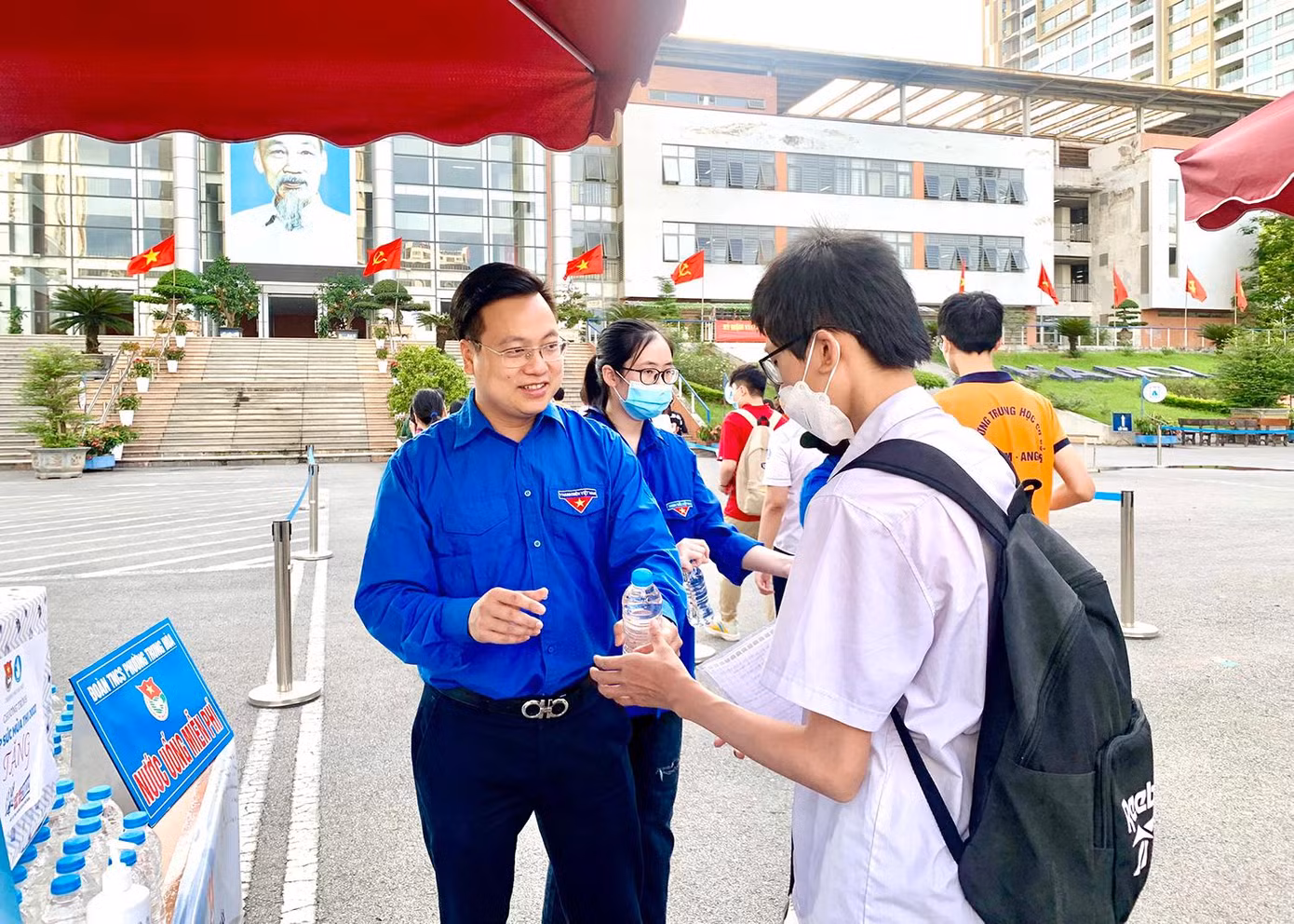 Gửi gắm những tình cảm đặc biệt dành cho thí sinh.
