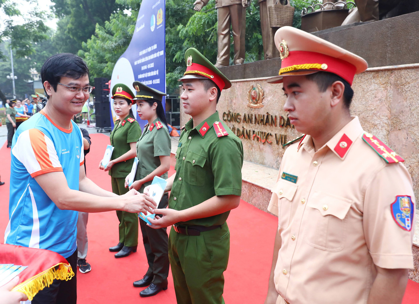 Ban Tổ chức đã trao 40 suất học bổng cho 40 thanh niên, sinh viên Công an nhân dân là người dân tộc thiểu số có hoàn cảnh khó khăn, vươn lên trong học tập. Ban Tổ chức đã trao 40 suất học bổng cho 40 thanh niên, sinh viên Công an nhân dân là người dân tộc thiểu số có hoàn cảnh khó khăn, vươn lên trong học tập.