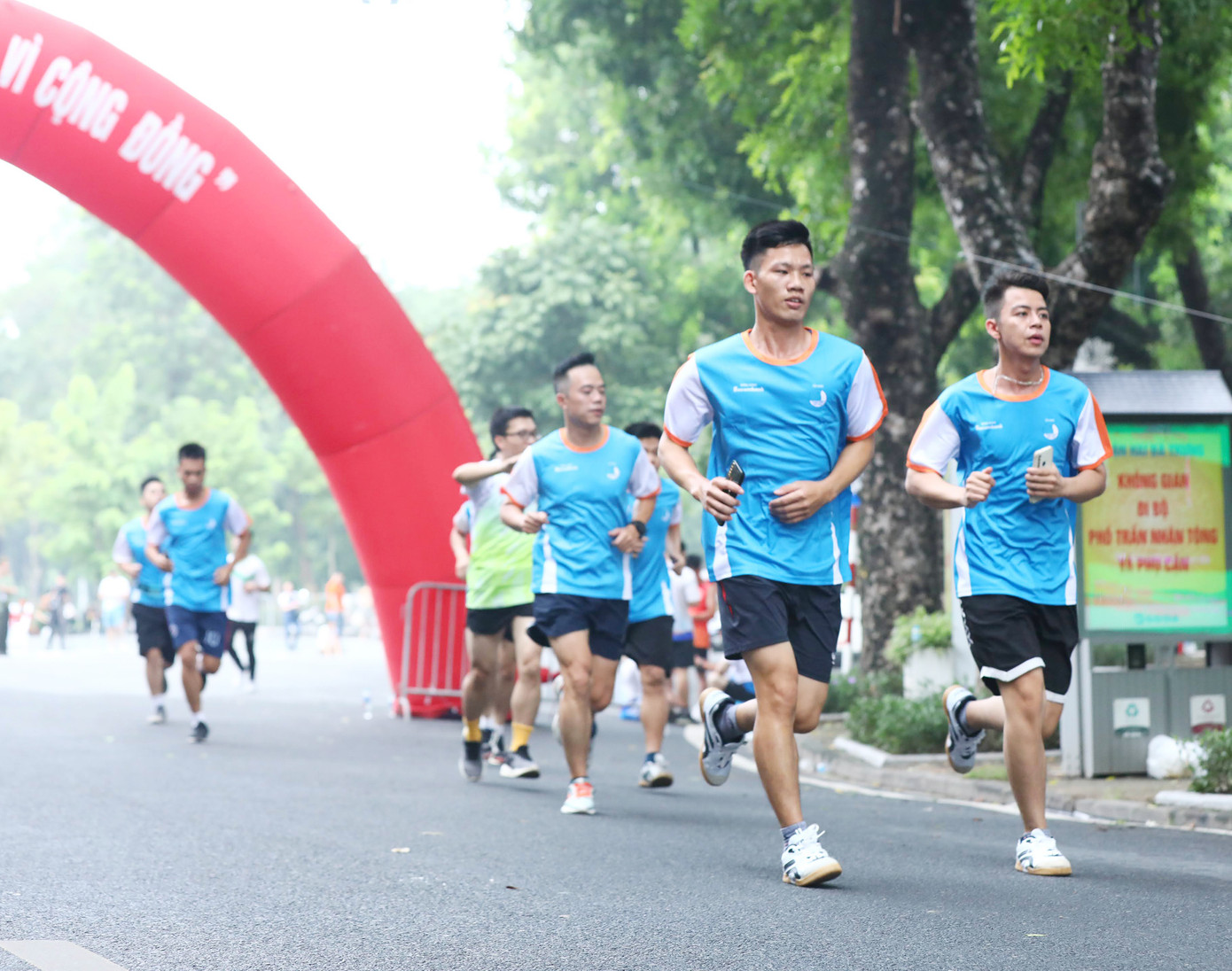 Đoàn viên, hội viên, thanh niên, cán bộ, chiến sĩ công an tham gia “Những bước chân vì cộng đồng - chặng 12". Đoàn viên, hội viên, thanh niên, cán bộ, chiến sĩ công an tham gia “Những bước chân vì cộng đồng - chặng 12".