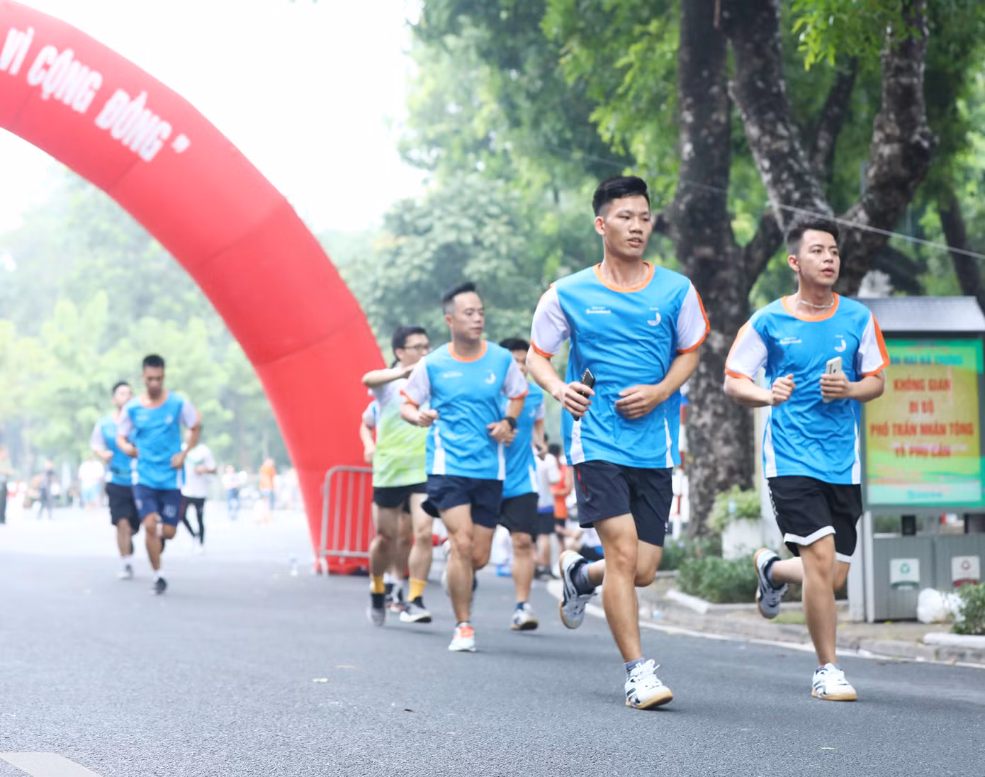 Đoàn viên, hội viên, thanh niên, cán bộ, chiến sĩ công an tham gia “Những bước chân vì cộng đồng - chặng 12". Đoàn viên, hội viên, thanh niên, cán bộ, chiến sĩ công an tham gia “Những bước chân vì cộng đồng - chặng 12".