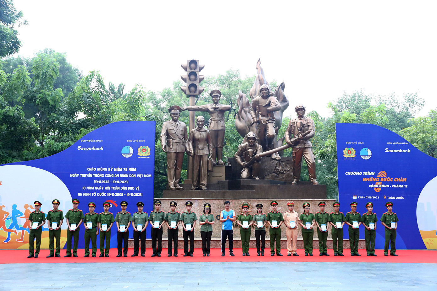 Bí thư thứ nhất T.Ư Đoàn Bùi Quang Huy và lãnh đạo Bộ Công an tặng học bổng tới thanh niên, sinh viên Công an nhân dân là người dân tộc thiểu số. Bí thư thứ nhất T.Ư Đoàn Bùi Quang Huy và lãnh đạo Bộ Công an tặng học bổng tới thanh niên, sinh viên Công an nhân dân là người dân tộc thiểu số.