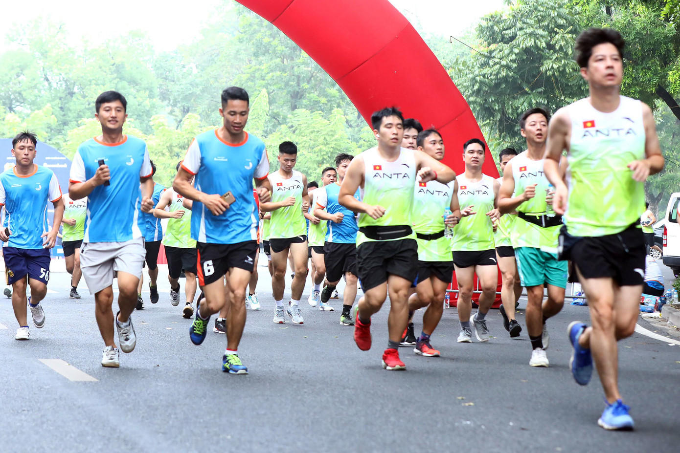 Đoàn viên, hội viên, thanh niên, cán bộ, chiến sĩ công an tham gia “Những bước chân vì cộng đồng - chặng 12". Đoàn viên, hội viên, thanh niên, cán bộ, chiến sĩ công an tham gia “Những bước chân vì cộng đồng - chặng 12".