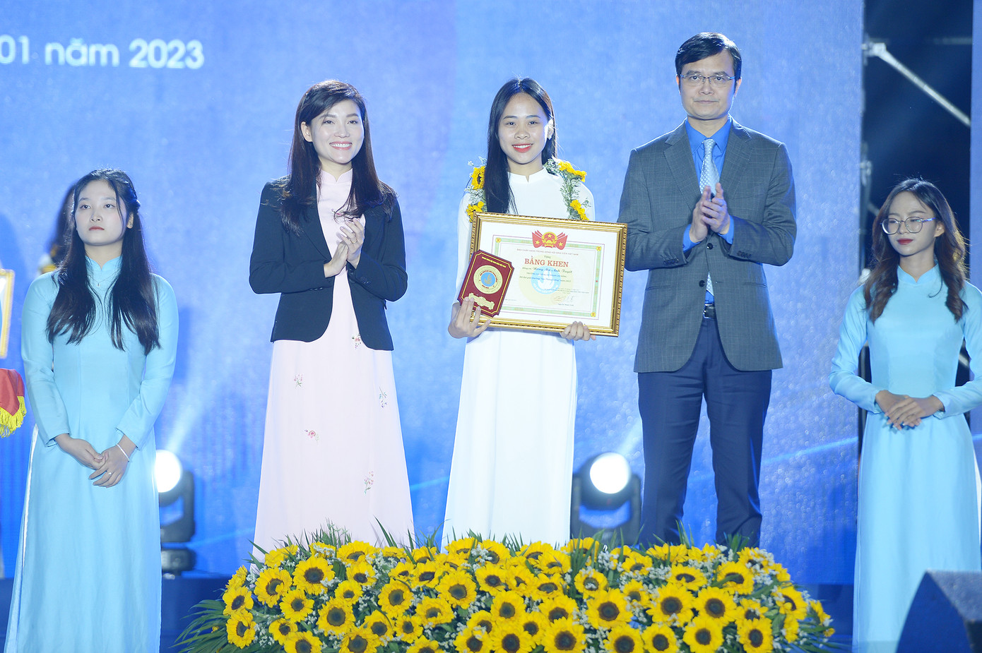 Chị Hồ Hồng Nguyên - Phó Chủ tịch thường trực T.Ư Hội Sinh viên Việt Nam và anh Bùi Quang Huy trao Giải thưởng 'Sao tháng Giêng'.