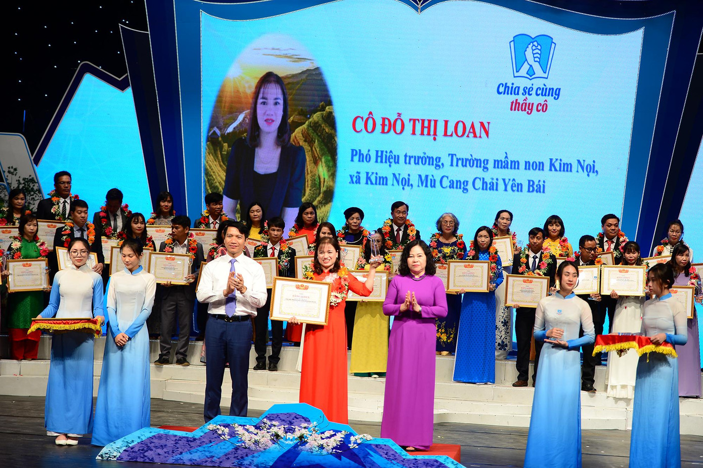 Anh Nguyễn Ngọc Lương - Bí thư thường trực T.Ư Đoàn, Chủ tịch T.Ư Hội LHTN Việt Nam; bà Ngô Thị Minh - Thứ trưởng Bộ GD - ĐT trao Bằng khen cho các thầy, cô giáo. Ảnh: DƯƠNG TRIỀU