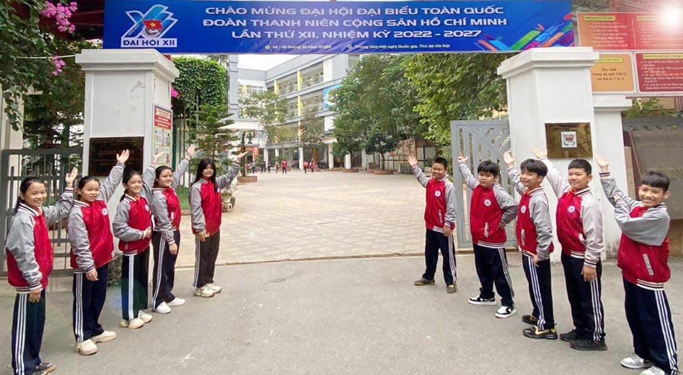 Nhóm học sinh "check-in" bên banner chào mừng Đại hội Đoàn. Nhóm học sinh "check-in" bên banner chào mừng Đại hội Đoàn.