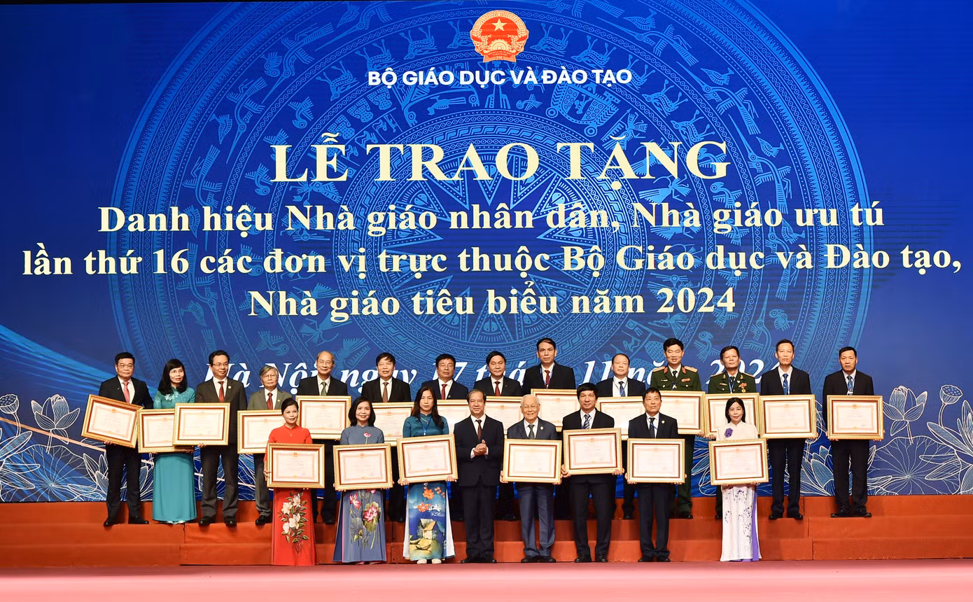 Bộ trưởng Bộ GD - ĐT Nguyễn Kim Sơn và các Nhà giáo Nhân dân năm 2024.