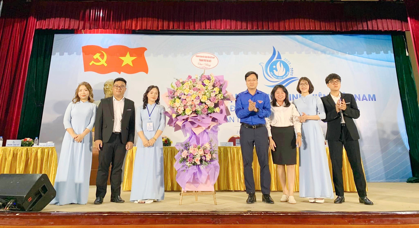 Thành Đoàn, Hội Sinh viên TP. Hà Nội tặng hoa chúc mừng Đại hội Đại biểu Hội Sinh viên trường ĐH Phương Đông.