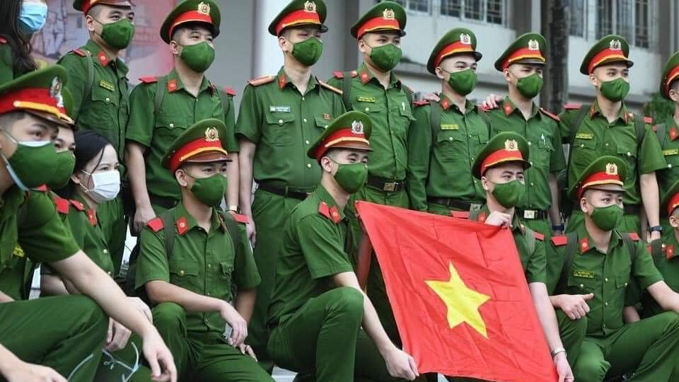 Cán bộ, học viên của Học viện Cảnh sát Nhân dân thể hiện quyết tâm hoàn thành xuất sắc nhiệm vụ.