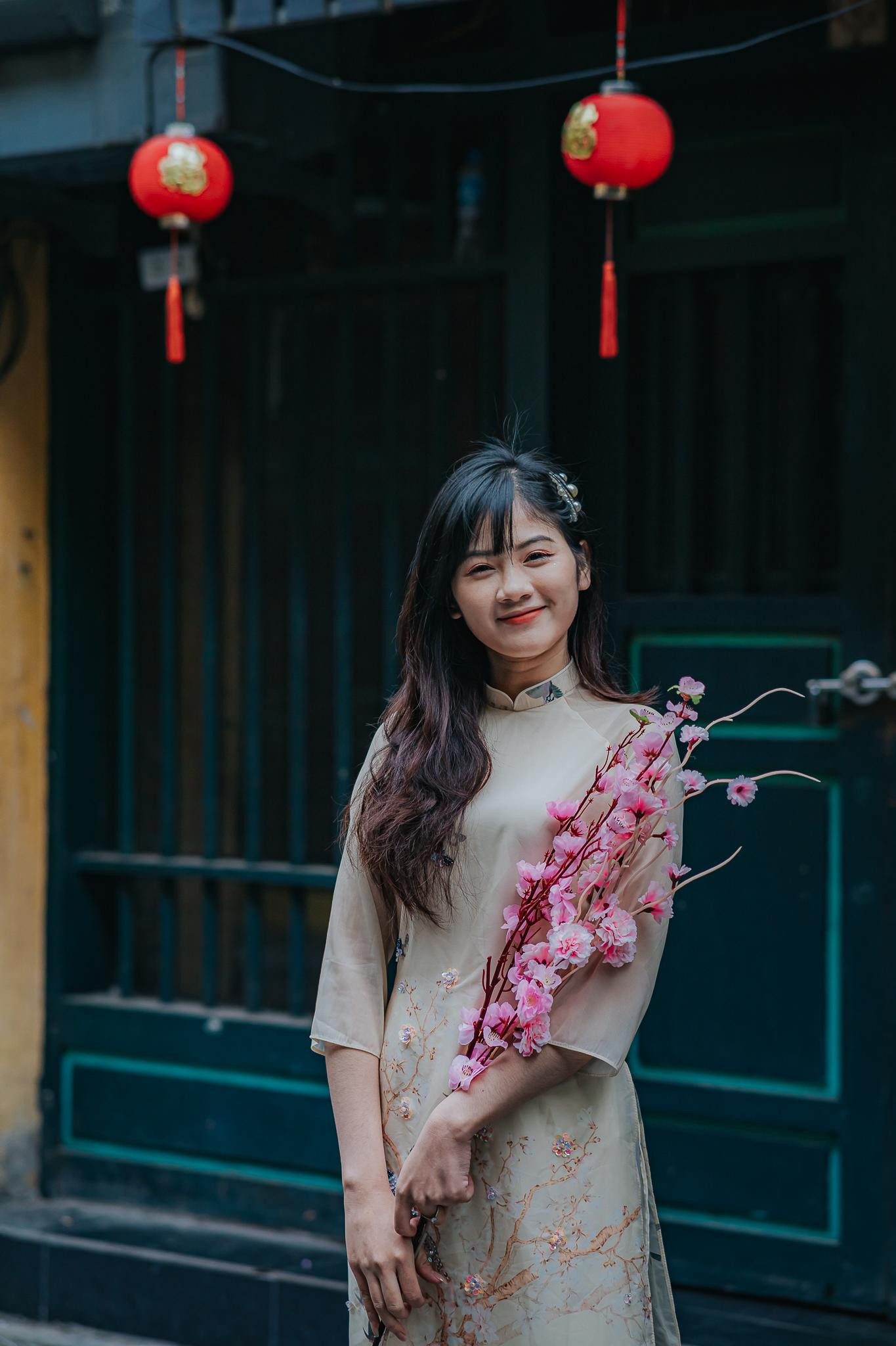 Thiếu nữ Hà thành xuống phố cùng sắc Xuân. Ảnh: NGUYỄN VƯƠNG