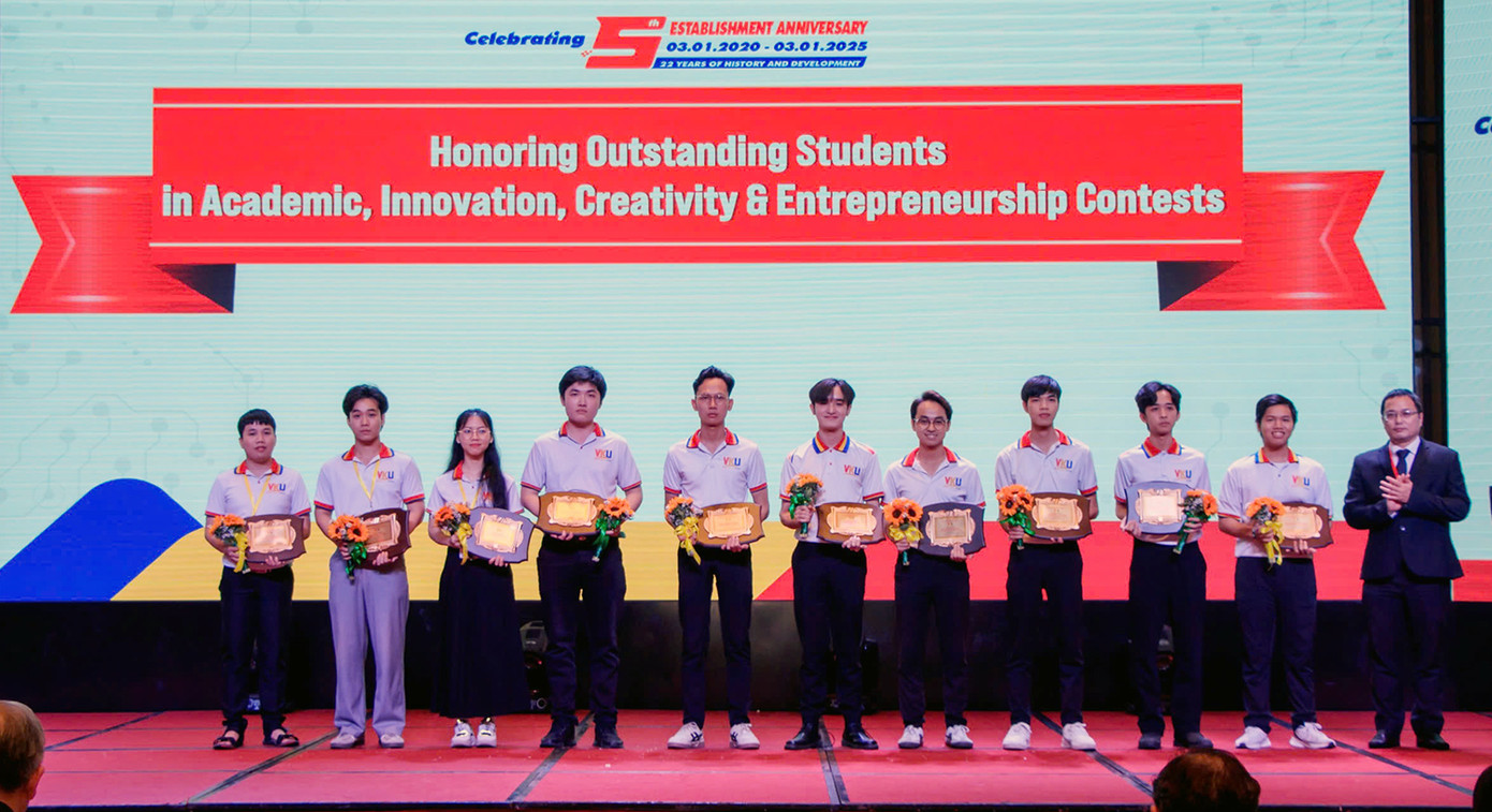 Vinh danh các sinh viên đạt giải cao trong các cuộc thi.