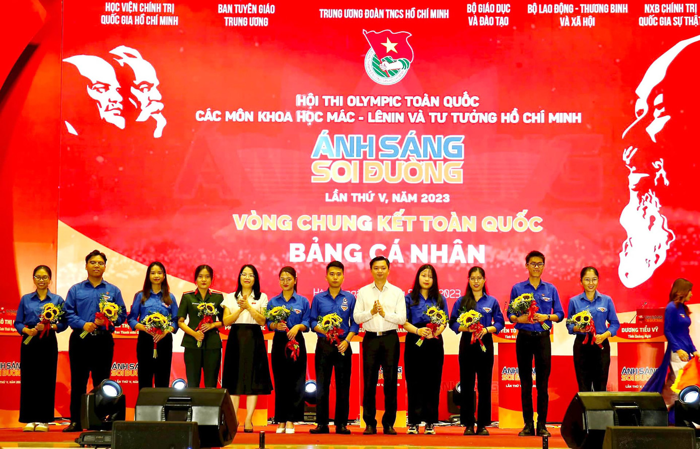 10 thí sinh tham gia Vòng Chung kết Hội thi 'Ánh sáng soi đường' lần thứ V, năm 2023. 10 thí sinh tham gia Vòng Chung kết Hội thi 'Ánh sáng soi đường' lần thứ V, năm 2023.