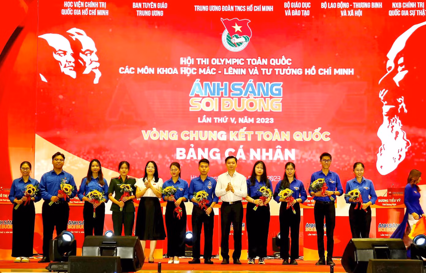 10 thí sinh tham gia Vòng Chung kết Hội thi 'Ánh sáng soi đường' lần thứ V, năm 2023.