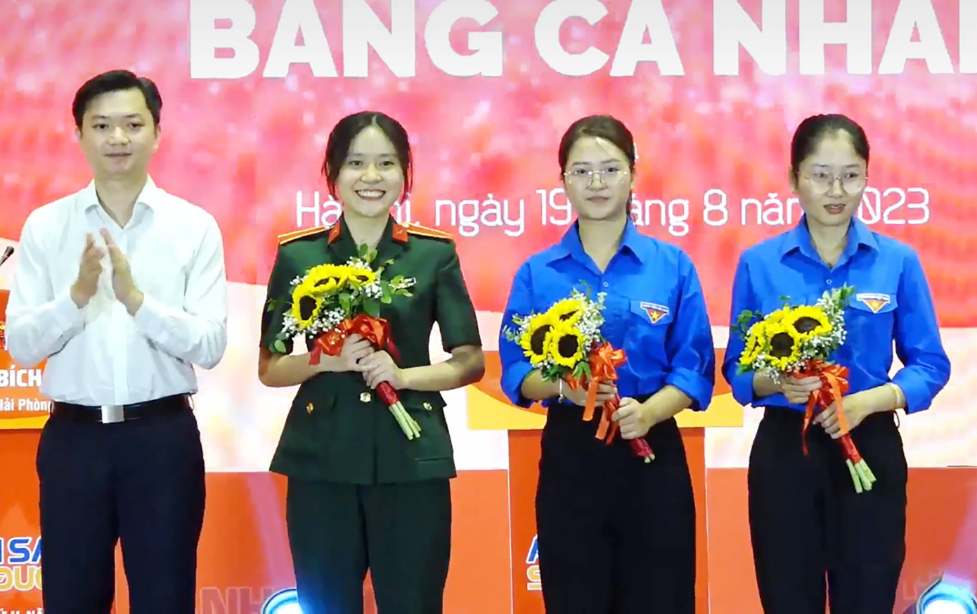 Bí thư T.Ư Đoàn, Chủ tịch T.Ư Hội Sinh viên Việt Nam Nguyễn Minh Triết chúc mừng các thí sinh đoạt giải. Bí thư T.Ư Đoàn, Chủ tịch T.Ư Hội Sinh viên Việt Nam Nguyễn Minh Triết chúc mừng các thí sinh đoạt giải.