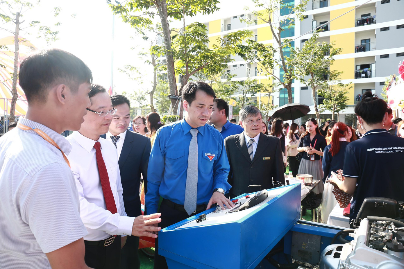 Các đại biểu tham dự chương trình, thăm quan các gian hàng. Các đại biểu tham dự chương trình, thăm quan các gian hàng.