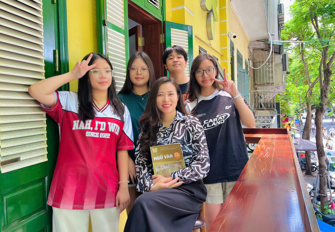 TS Nguyễn Thị Trang luôn dành thời gian động viên các sĩ tử trước kỳ thi tốt nghiệp THPT hằng năm. Ảnh: NVCC