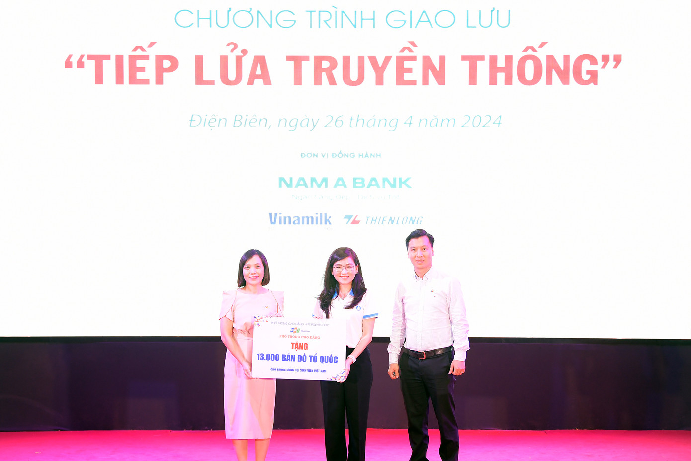 Đại diện PTCĐ - FPT Polytechnic tặng bàng tượng trưng tại chương trình.