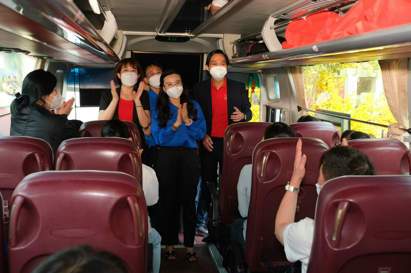 Đại diện Ban Tổ chức chương trình tiễn người lao động, thanh niên, sinh viên về quê ăn tết.