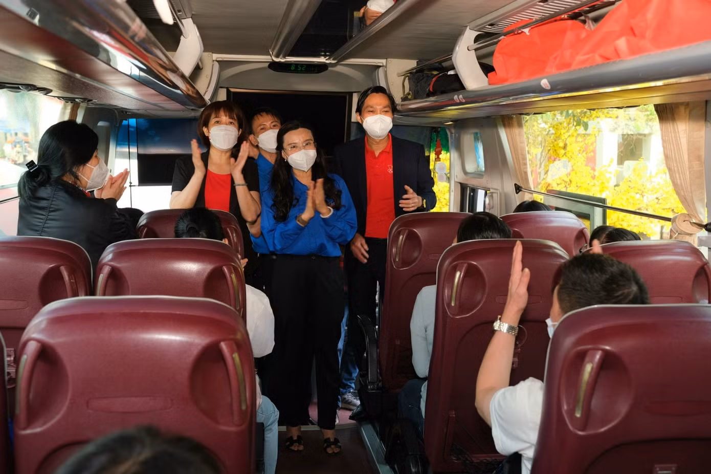 Đại diện Ban Tổ chức chương trình tiễn người lao động, thanh niên, sinh viên về quê ăn tết.