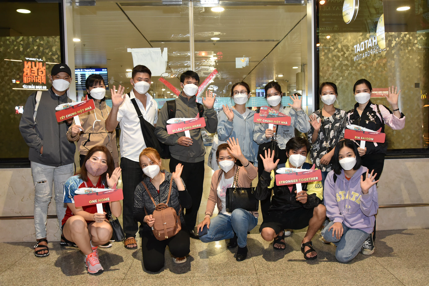 Lễ tiễn tại sân bay Tân Sơn Nhất – Tết chung một nhà.