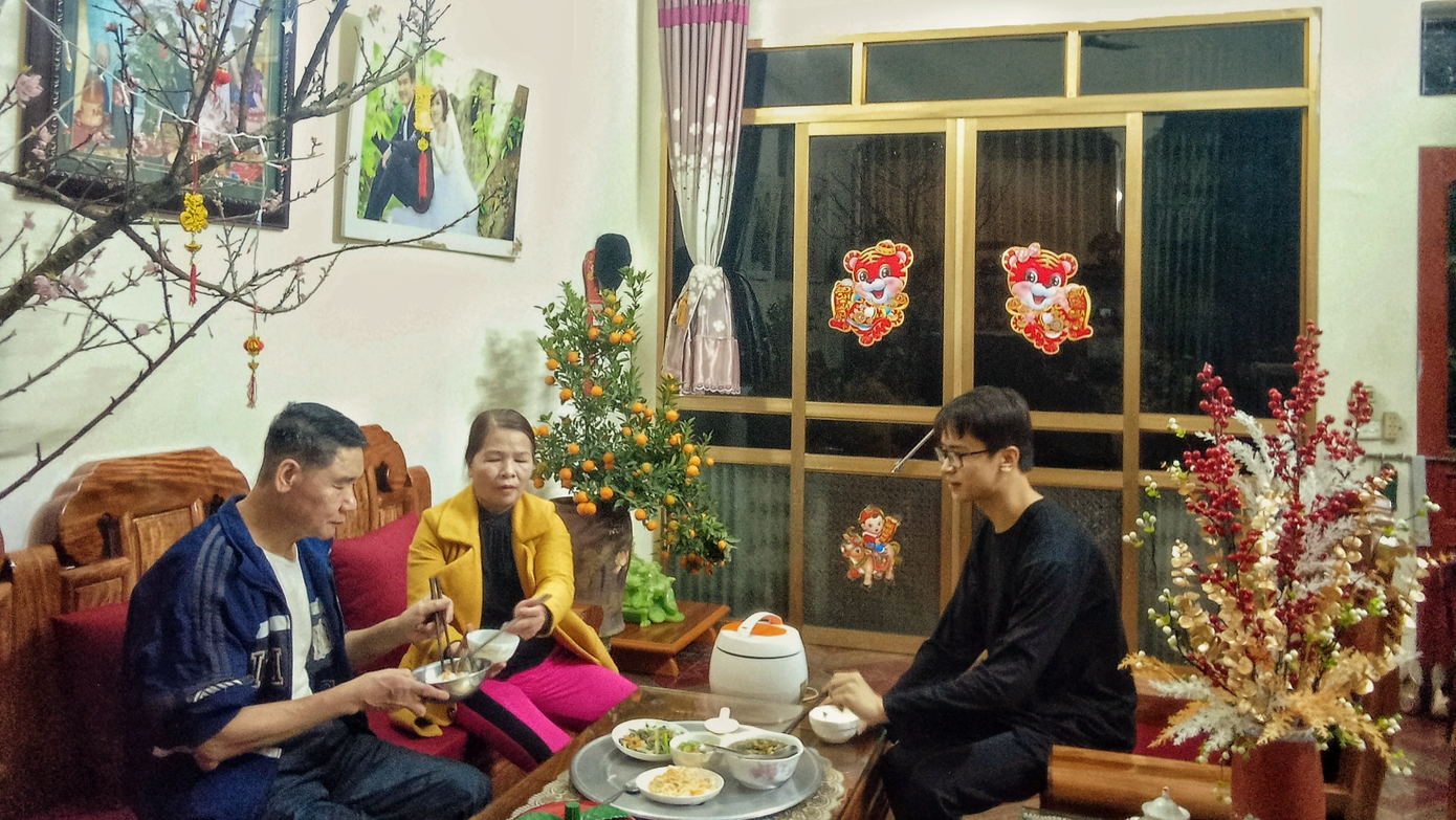 Tiến Anh đoàn tụ cùng gia đình sau khi nhận hỗ trợ từ Tết chung một nhà.