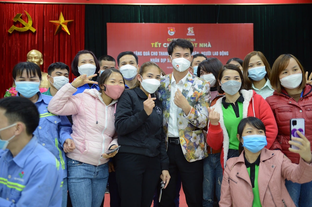 Chương trình “Tết chung một nhà” do T.Ư Đoàn phối hợp với nhãn hàng Bia Saigon (Sabeco) tổ chức, hỗ trợ vé tàu xe, máy bay cho sinh viên, công nhân, tình nguyện viên về quê đón Tết.