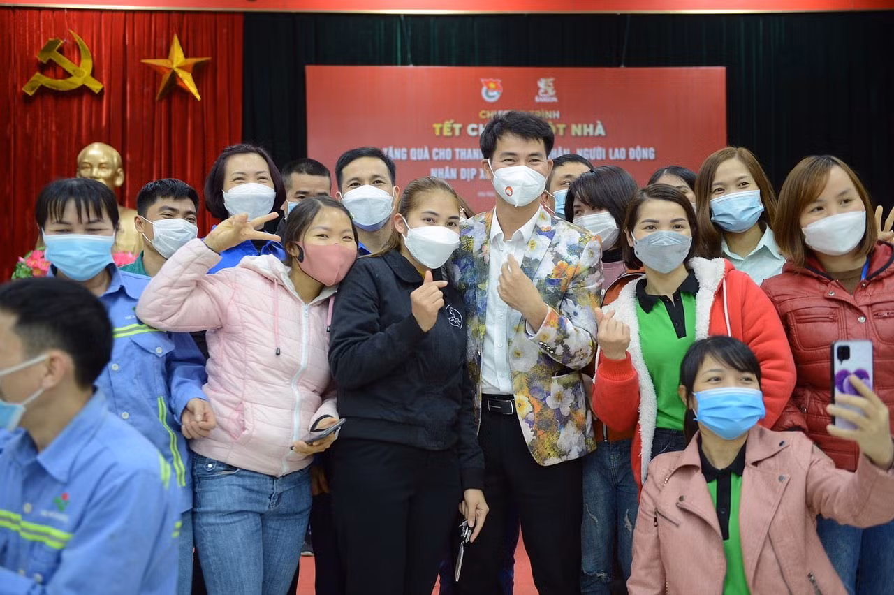 Chương trình “Tết chung một nhà” do T.Ư Đoàn phối hợp với nhãn hàng Bia Saigon (Sabeco) tổ chức, hỗ trợ vé tàu xe, máy bay cho sinh viên, công nhân, tình nguyện viên về quê đón Tết.