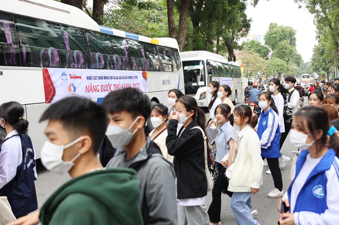 Hãng xe Sao Việt tài trợ vận chuyển đường bộ chương trình "Nâng bước thủ khoa" tại Hà Nội. Ảnh: NHƯ Ý Hãng xe Sao Việt tài trợ vận chuyển đường bộ chương trình "Nâng bước thủ khoa" tại Hà Nội. Ảnh: NHƯ Ý