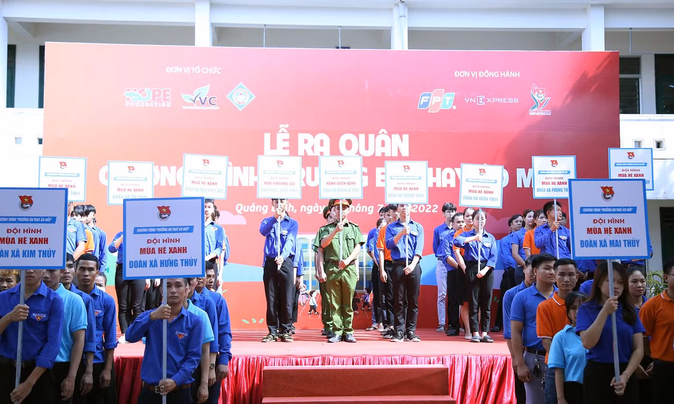 Lễ ra quân chương trình “Trường em thay áo mới". Lễ ra quân chương trình “Trường em thay áo mới".